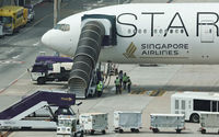 Pesawat Singapore Airlines untuk penerbangan SQ321 diparkir di landasan setelah pendaratan darurat di bandara Bangkok menyusul turbulensi yang menyebabkan satu orang tewas. (Reuters/Athit Perawongmetha)