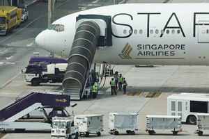 Pesawat Singapore Airlines untuk penerbangan SQ321 diparkir di landasan setelah pendaratan darurat di bandara Bangkok menyusul turbulensi yang menyebabkan satu orang tewas