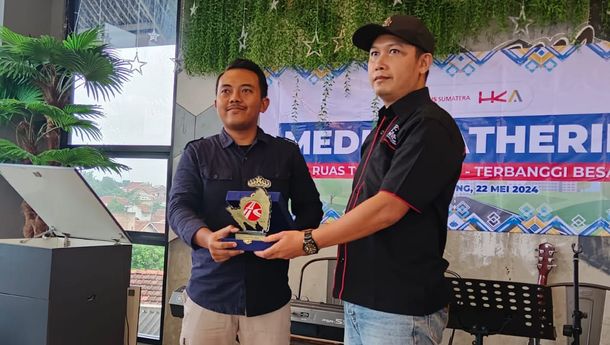 Terima Penghargaan dari PT Hakaaston, Ini Saran Ketua Harian SMSI Lampung untuk Pengelola Tol Bakter