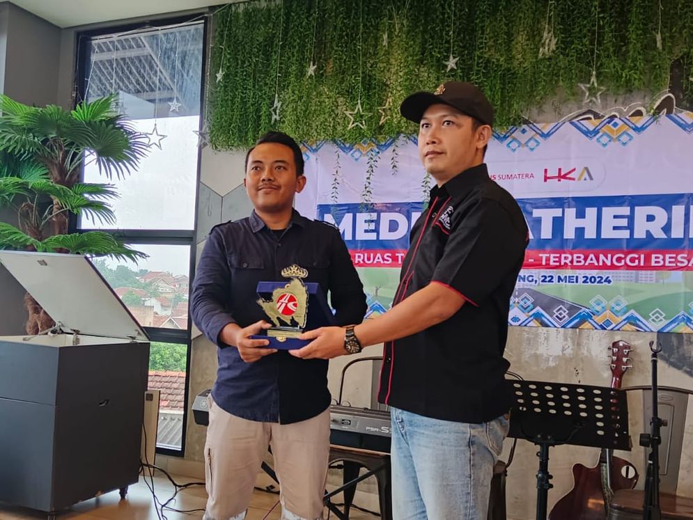 Ketua Harian SMSI Provinsi Lampung Fajar Arifin, S.H., M.H. (kanan) dalam acara Media Gathering Bakter 2024 di Rumah Makan Mbok Wito Bandar Lampung, Rabu (22/5/2024).