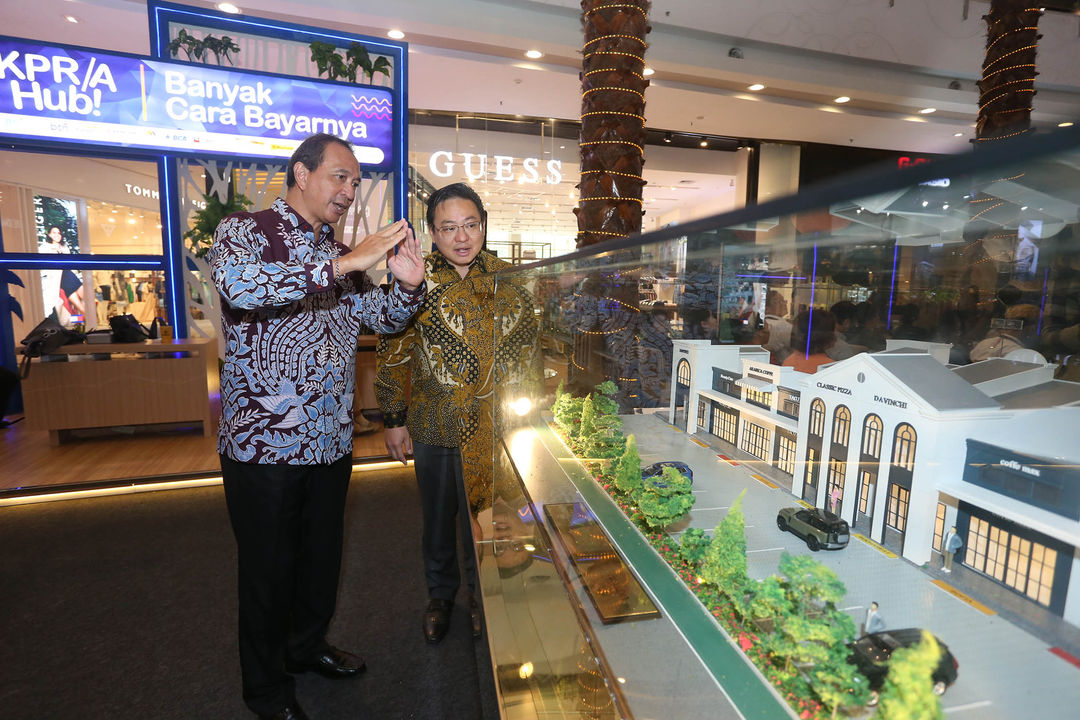 Corporate Marketing Director Agung Podomoro Agung Wirajaya (kiri) bersama Regional Assistant Vice President Marketing Agung Podomoro Zaldy Wihardja (kanan) berada di maket produk properti Agung Podomoro yang berada dalam pameran Agung Podomoro Easy Home with KPR/A Hub! 'Banyak Cara Bayarnya' di Central Park Mall, Jakarta 22 Mei 2024. Foto : Panji Asmoro/TrenAsia