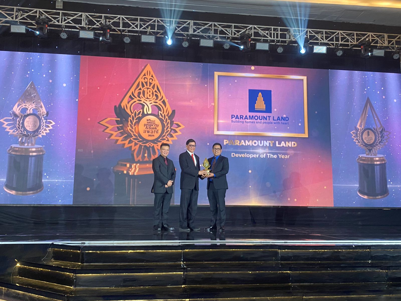 Paramount Land raih 5 penghargaan bergengsi di ajang Duo Awards (IPBA &IMHA) 2024, M. Nawawi, Presiden Direktur Paramount Land (kanan) saat menerima penghargaan ‘Developer of The Year’ di Jakarta, 20 Mei 2024.  
