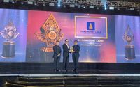 Paramount Land raih 5 penghargaan bergengsi di ajang Duo Awards (IPBA &IMHA) 2024, M. Nawawi, Presiden Direktur Paramount Land (kanan) saat menerima penghargaan ‘Developer of The Year’ di Jakarta, 20 Mei 2024.  