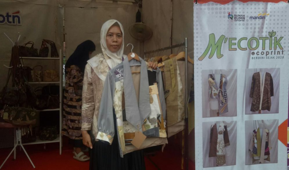 Maria menunjukkan salah satu produknya di stand Sriwijaya Expo Palembang. 