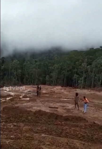 Terlihat satu pria dan dua wanita dari Suku Togutil mendekati area tambang. (twitter.com/Heraloebss)