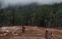 Terlihat satu pria dan dua wanita dari Suku Togutil mendekati area tambang.