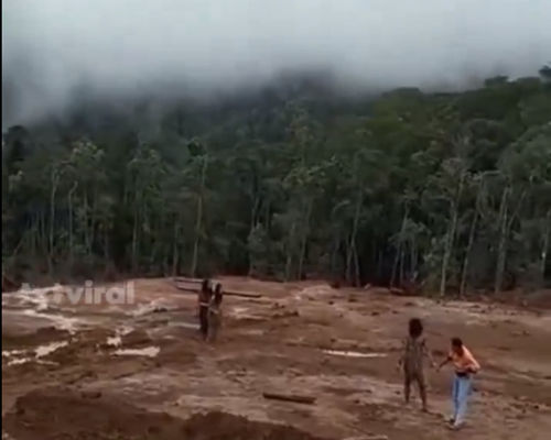 Terlihat satu pria dan dua wanita dari Suku Togutil mendekati area tambang.