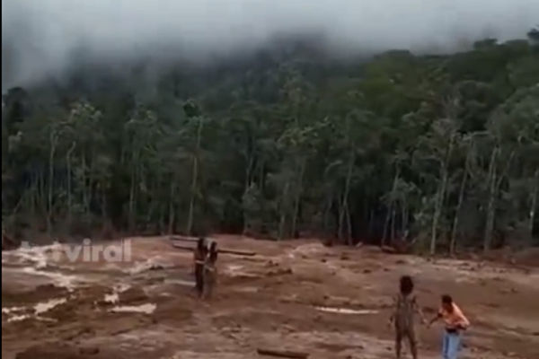 Terlihat satu pria dan dua wanita dari Suku Togutil mendekati area tambang.