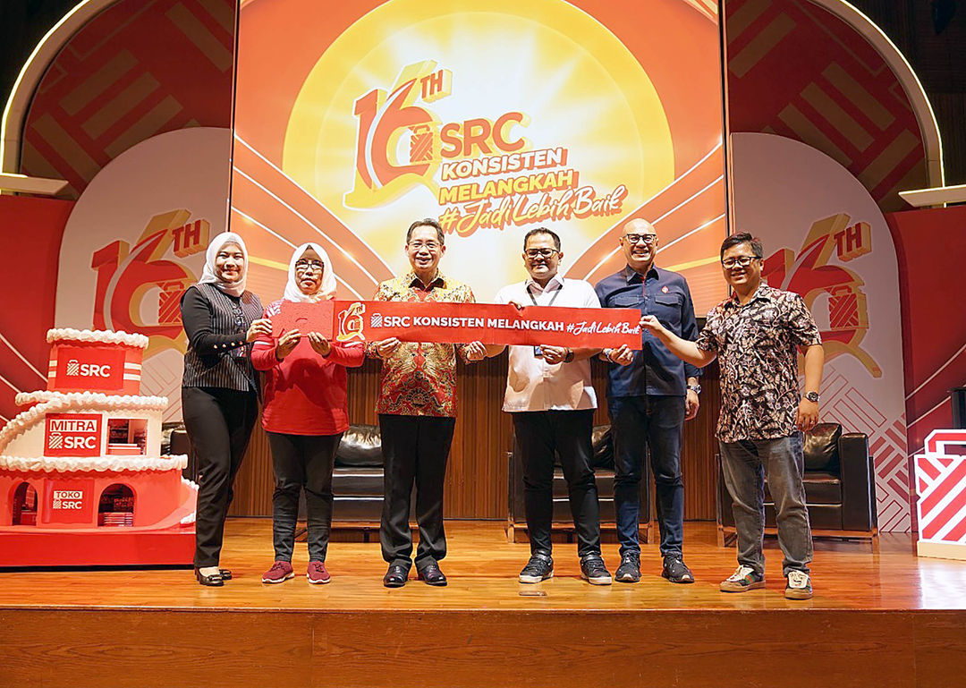 Direktur PT SRC Indonesia Sembilan (SRCIS) Romulus Sutanto (ketiga kiri) didampingi Chief Executive Officer PT Digital Mediatama Maxima Tbk. Budiasto Kusuma (kanan), General Manager Enterprise Account Management East Area Telkomsel Anka Djatmika (kedua kanan), Deputi Direktur Bidang KSA BPJS Ketenagakerjaan I Putu Wiradana Mertha Putra (ketiga kanan), Assistant Vice President Funding & Retail Payment Sales Management Division PT Bank Rakyat Indonesia (Persero) Tbk. (BRI) Santi Widayani (kiri), dan Pemilik Toko SRC Wakiran Partiningsih (kedua kiri) dalam Media Talkshow "Bersama SRC 16 Tahun Konsisten Melangkah #JadiLebihBaik untuk UMKM Berkelanjutan" di Jakarta 27 Mei 2024. Foto : Panji Asmoro/TrenAsia
