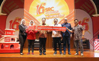 Direktur PT SRC Indonesia Sembilan (SRCIS) Romulus Sutanto (ketiga kiri) didampingi Chief Executive Officer PT Digital Mediatama Maxima Tbk. Budiasto Kusuma (kanan), General Manager Enterprise Account Management East Area Telkomsel Anka Djatmika (kedua kanan), Deputi Direktur Bidang KSA BPJS Ketenagakerjaan I Putu Wiradana Mertha Putra (ketiga kanan), Assistant Vice President Funding & Retail Payment Sales Management Division PT Bank Rakyat Indonesia (Persero) Tbk. (BRI) Santi Widayani (kiri), dan Pemilik Toko SRC Wakiran Partiningsih (kedua kiri) dalam Media Talkshow "Bersama SRC 16 Tahun Konsisten Melangkah #JadiLebihBaik untuk UMKM Berkelanjutan" di Jakarta 27 Mei 2024. Foto : Panji Asmoro/TrenAsia
