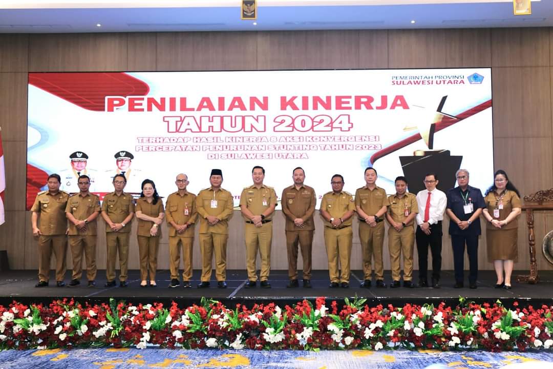 Wali Kota Tomohon Caroll Joram Azarias Senduk saat foto bersama pada kegiatan Penilaian Kinerja Tahun 2024 Provinsi Sulawesi Utara. (Foto: Istimewa)