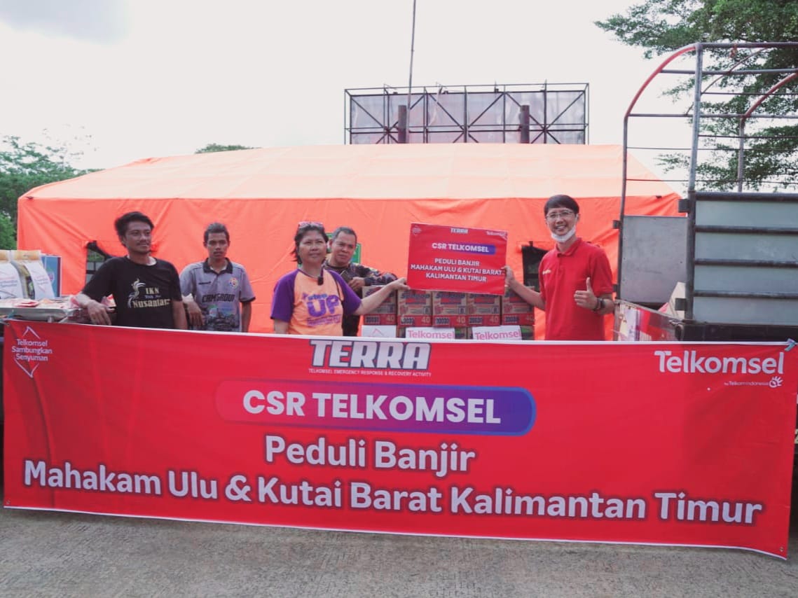 Telkomsel Salurkan Bantuan Peduli Banjir Kabupaten Mahakam Ulu dan Kutai Barat