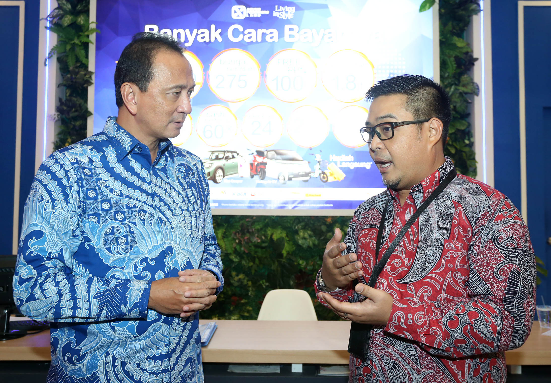 Corporate Marketing Director PT Agung Podomoro Land Tbk Agung Wirajaya (kiri) bersama Executive Vice President PT Bank Rakyat Indonesia (Persero) Tbk (BRI) R. Madya Yanuar (kanan) saat penandatanganan Perjanjian Kerja Sama penyediaan fasilitas KPR antara Agung Podomoro dan Bank BRI di Jakarta 29 Mei 2024. Foto : Panji Asmoro/TrenAsia