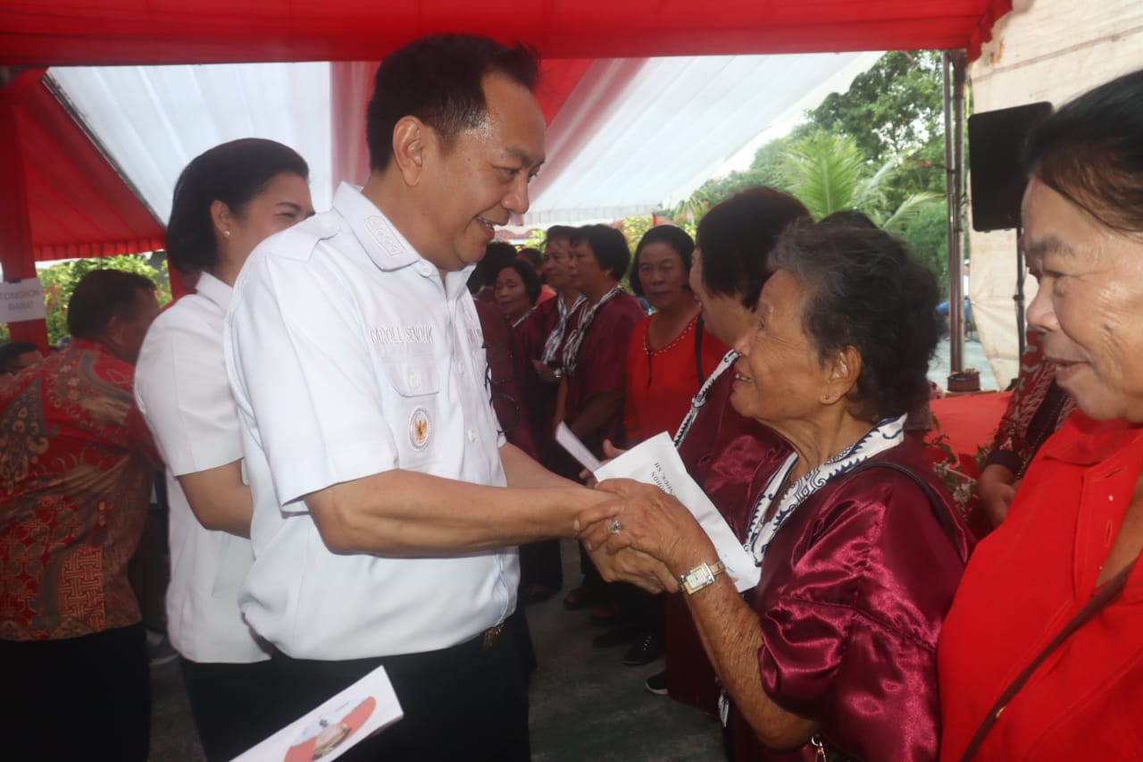 Wali Kota Tomohon Caroll J.A Senduk bersama Ketua TP-PKK drg. Jeand'arc Senduk-Karundeng saat memberikan Bansos kepada para Lansia. (Foto: Istimewa)