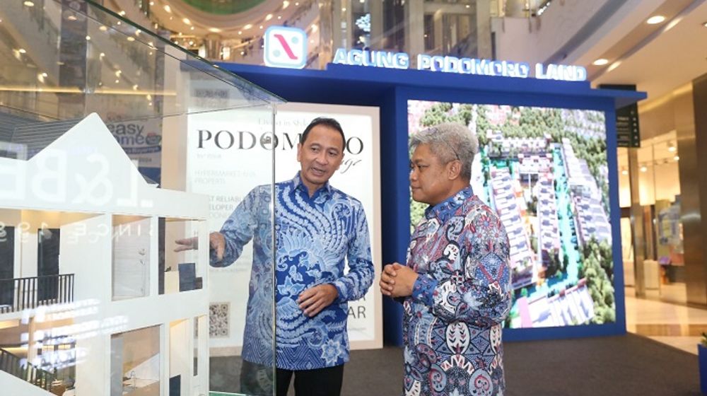 Ilustrasi dua orang membahas properti Agung Podomoro..