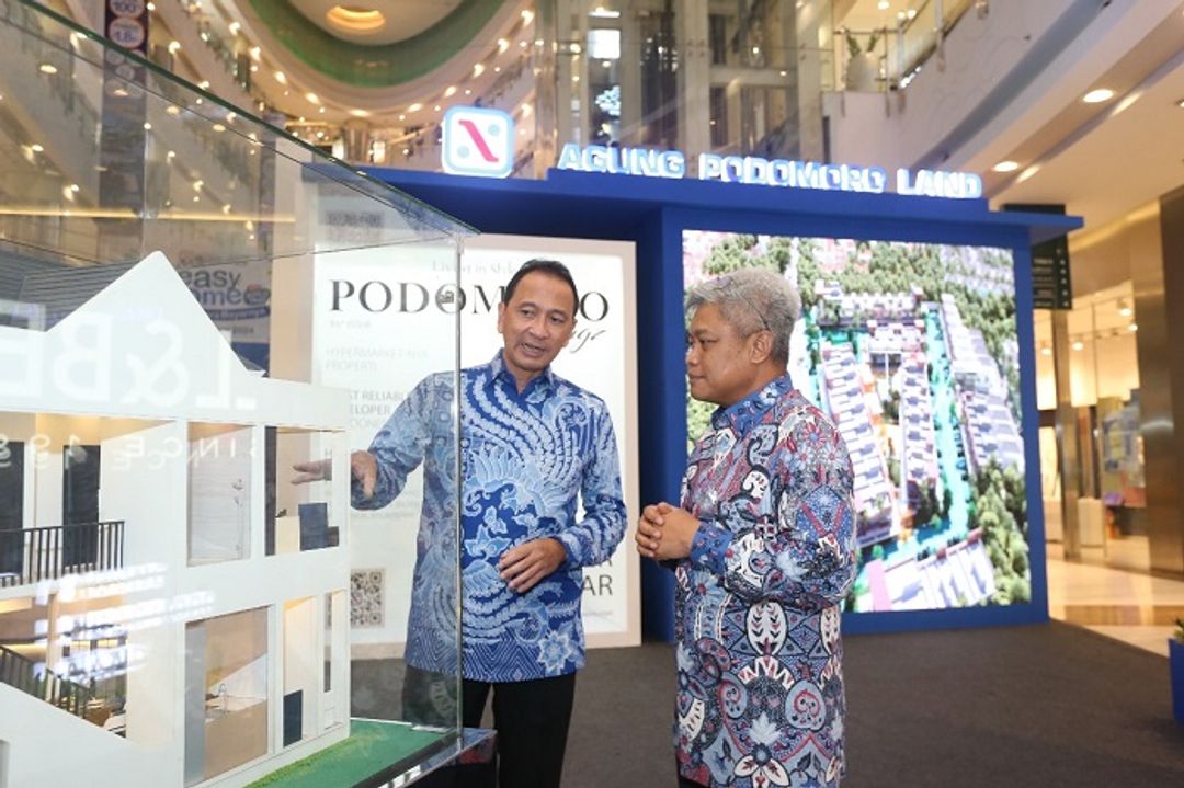 Ilustrasi dua orang membahas properti Agung Podomoro.