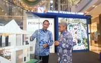 Ilustrasi dua orang membahas properti Agung Podomoro.