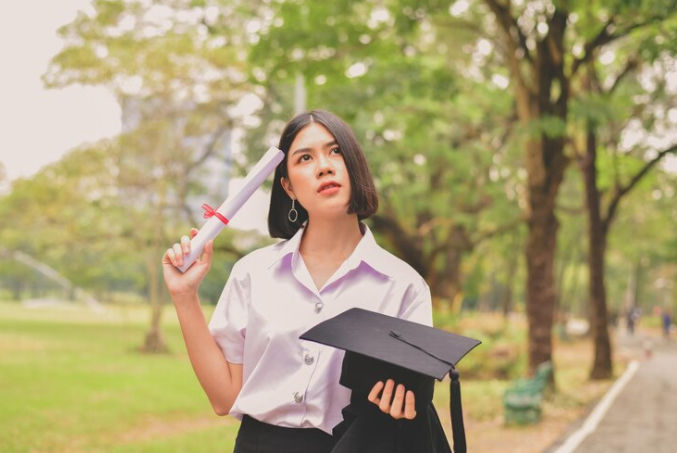 Ilustrasi fresh graduate. (Freepik/EyeEm)