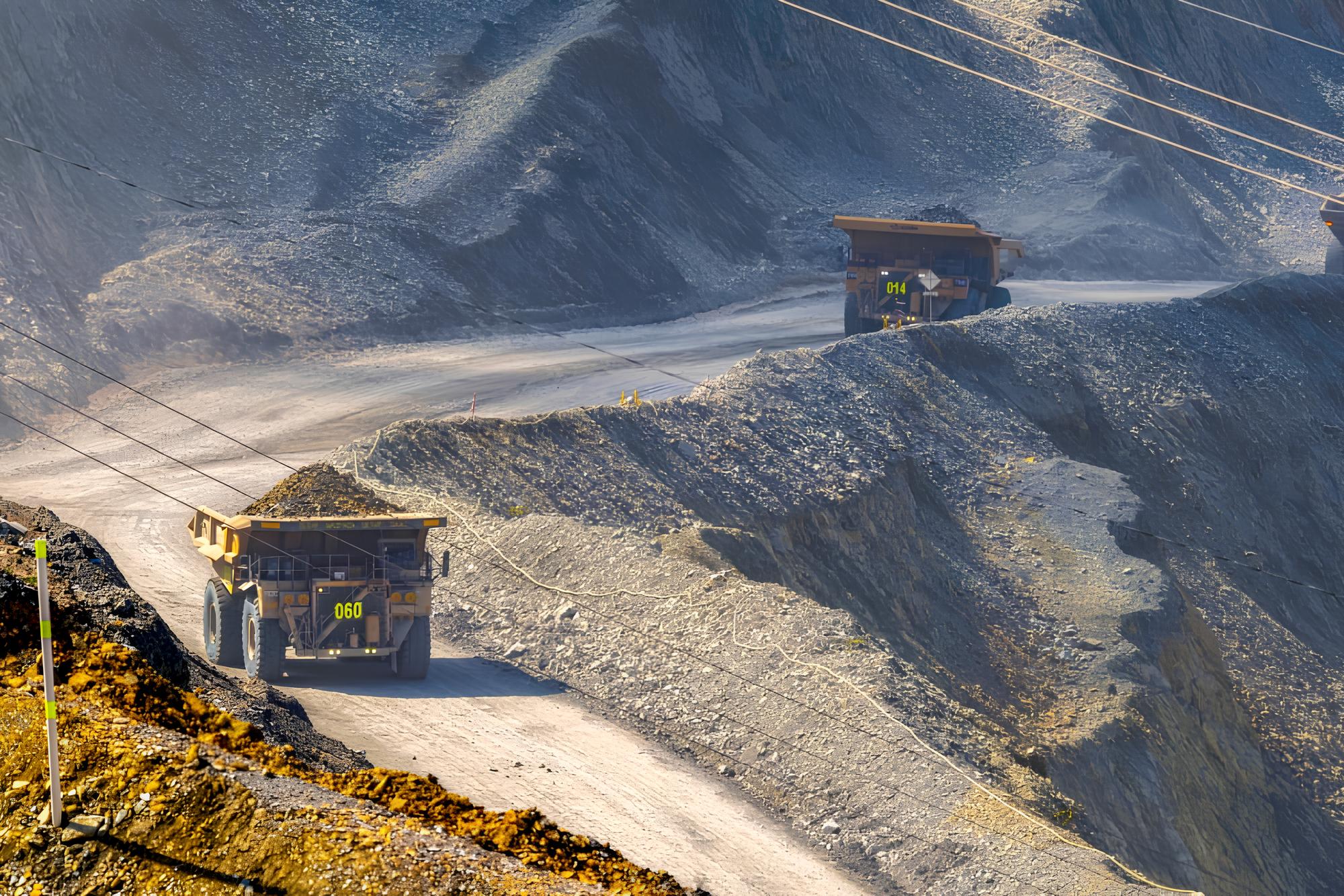 Kegiatan produksi di tambang PT Amman Mineral Internasional Tbk (AMMN).