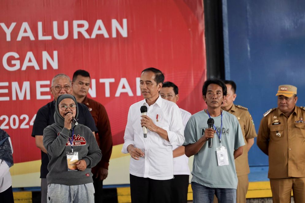 Presiden Jokowi Salurkan Bantuan Pangan di Kota Lubuk Linggau