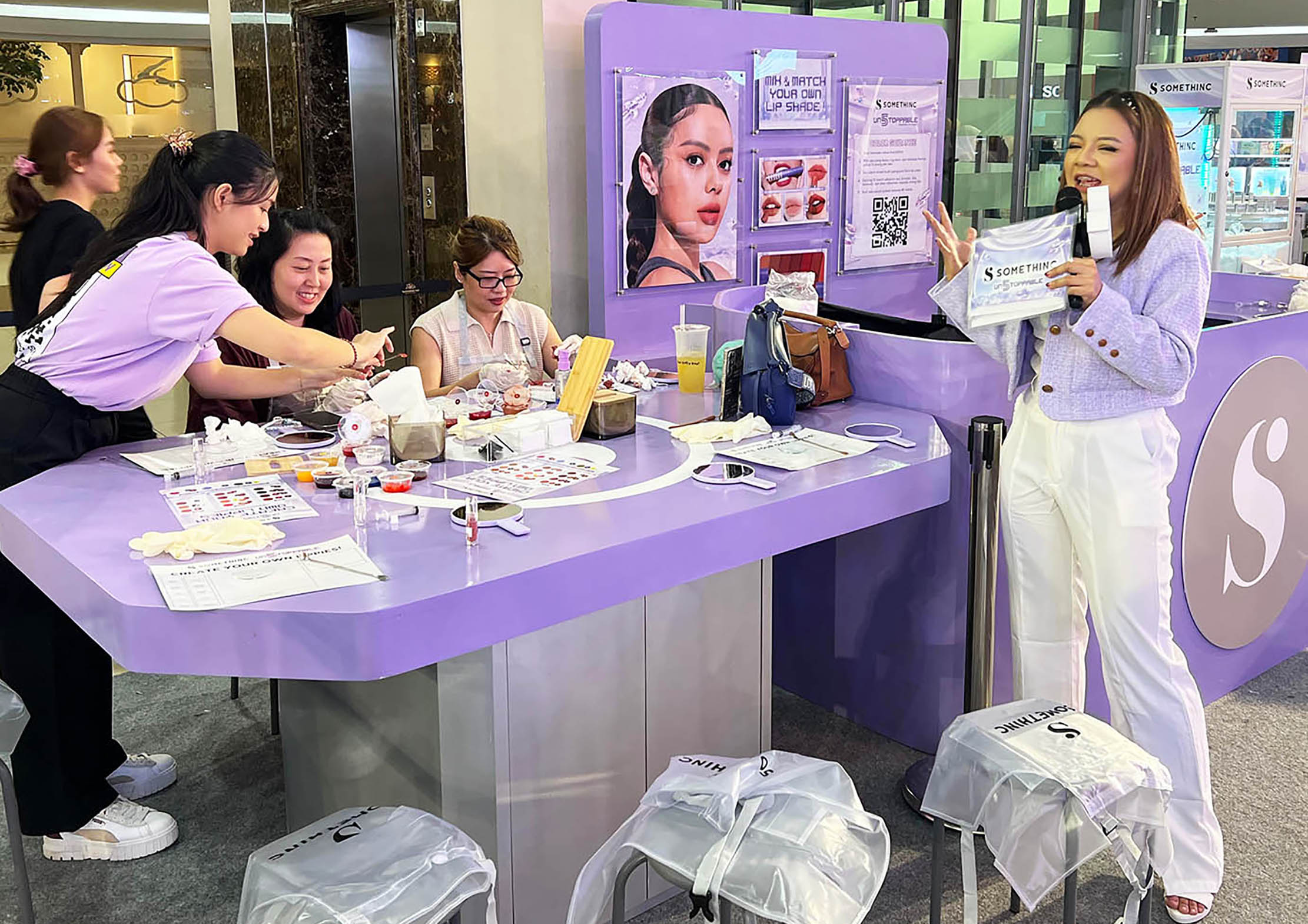 Nampak pengunjung tengah melihat produk mencoba layanan dalam acara Un5toppable yang digelar dalam rangka HUT Somethinc bekerjasama dengan ritel kesehatan dan kecantikan Guardian di Mall Kelapa Gading 2 Juni 2024. Foto : Panji Asmoro/TrenAsia