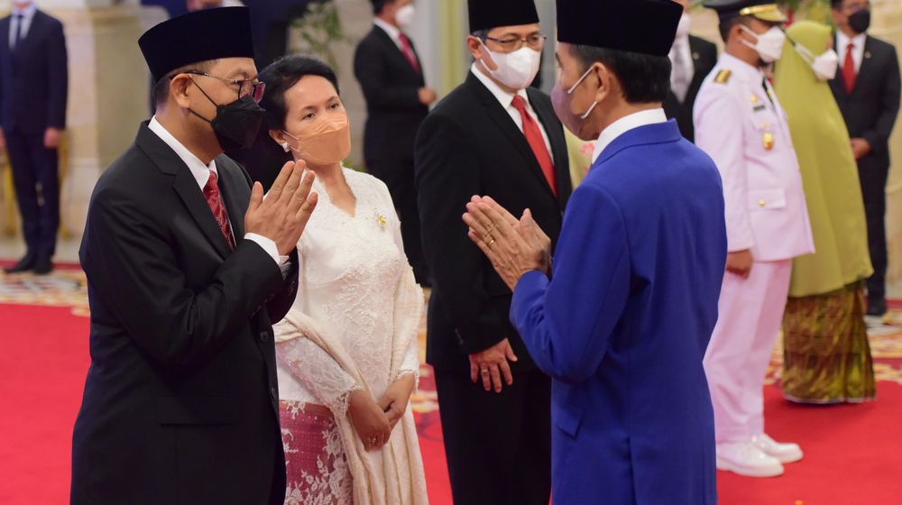 Presiden Jokowi memberikan ucapan selamat kepada Kepala dan Wakil Kepala Otorita IKN, pada Kamis, 10 Maret 2022, di Istana Negara, Jakarta. 