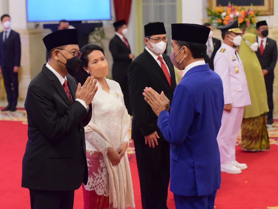 Presiden Jokowi memberikan ucapan selamat kepada Kepala dan Wakil Kepala Otorita IKN, pada Kamis, 10 Maret 2022, di Istana Negara, Jakarta. (Foto: Humas Setkab/Jay)