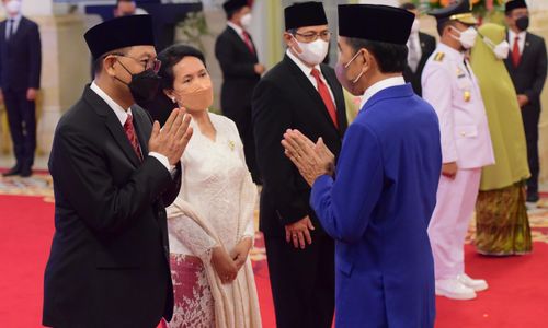 Presiden Jokowi memberikan ucapan selamat kepada Kepala dan Wakil Kepala Otorita IKN, pada Kamis, 10 Maret 2022, di Istana Negara, Jakarta. (Foto: Humas Setkab/Jay)