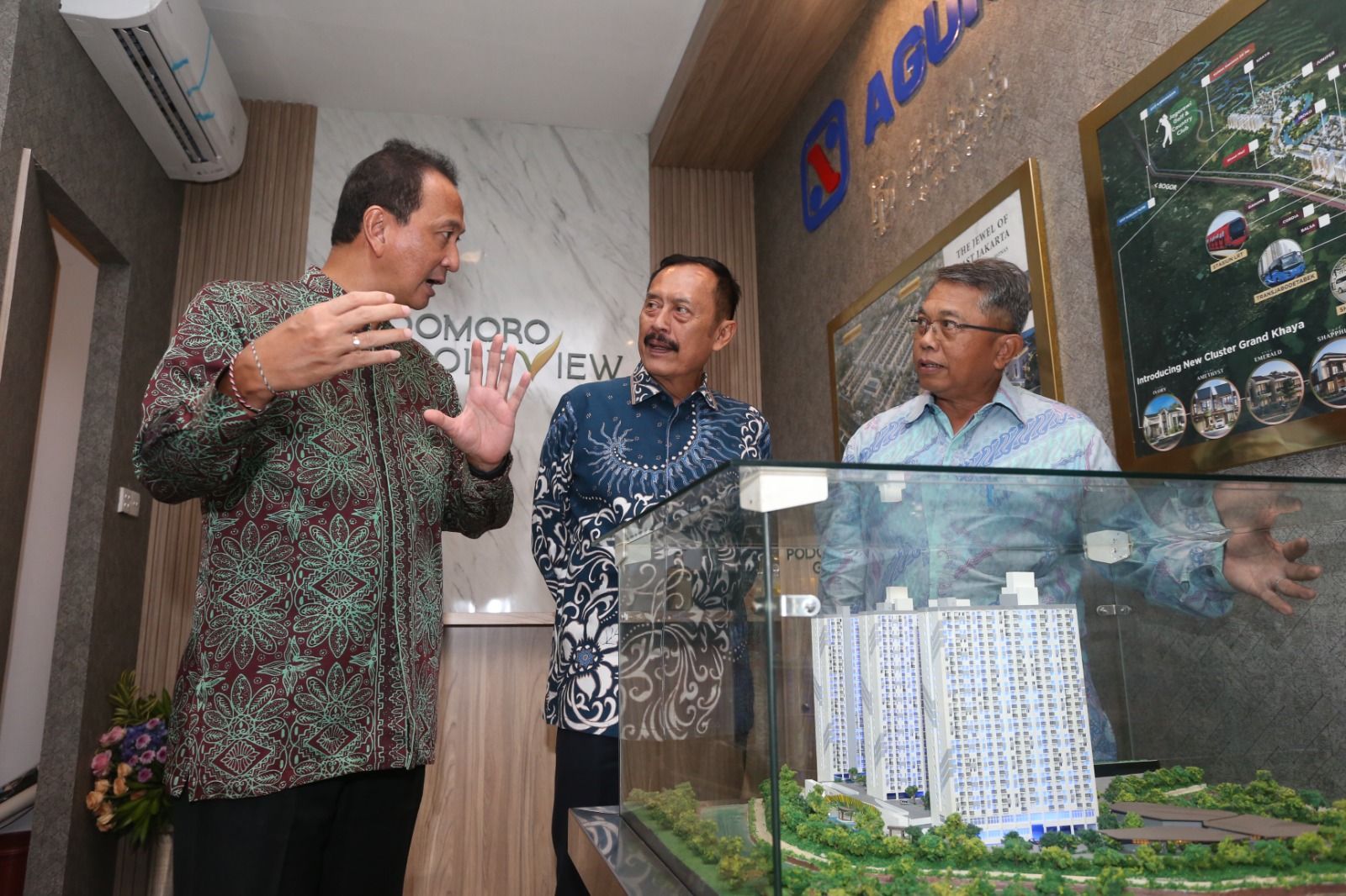 *CAPTION FOTO II*

*Kolaborasi Strategis Podomoro Golf View dan Universitas Indonesia*

Wakil Direktur Utama PT Agung Podomoro Land Tbk. Noer Indradjaja (tengah) didamping Corporate Marketing Director PT Agung Podomoro Land Tbk. Agung Wirajaya (kiri) dan Wakil Rektor Bidang SDM dan Aset Universitas Indonesia Prof. Dr. Ir. Dedi Priadi, DEA (kanan) berbincang bersama dalam Seremoni Peresmian Marketing Lounge Podomoro Golf View di Universitas Indonesia, Senin (3/6).

Kolaborasi ini dilakukan untuk memenuhi kebutuhan mahasiswa dan civitas akademika UI terhadap tempat tinggal seperti penyediaan apartemen eksklusif di Tower Ekki Podomoro Golf View.