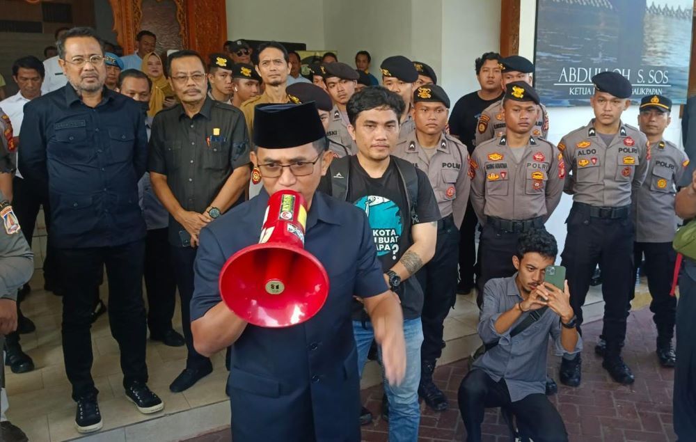 Wali Kota Balikpapan Rahmad Mas'ud menemui insan pers saat melakukan orasi penolakan di depan Kantor DPRD Balikpapan, pada hari Senin, 3 Juni 2024.
