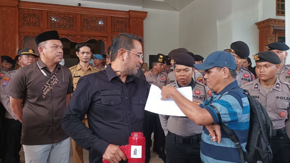 Wakil Ketua Dewan Perwakilan Rakyat  Balikpapan, Sabaruddin Panrecalle saat menemui insan pers di Halaman Kantor DPRD Balikpapan, pada hari Senin, 3 Juni 2024.