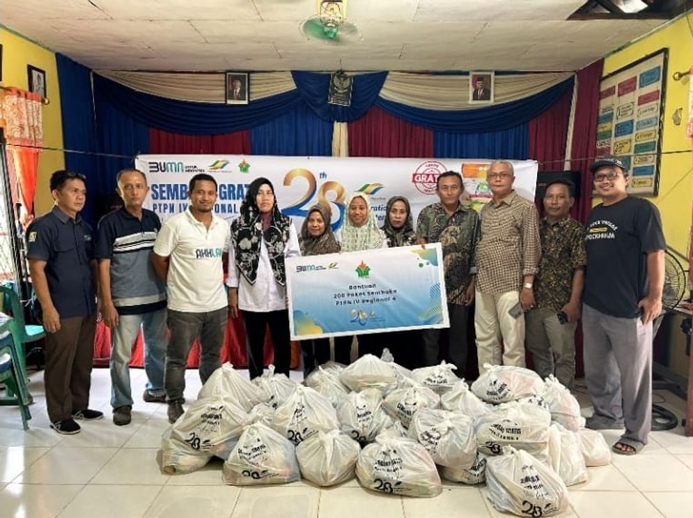 PTPN IV Regional 4 Salurkan Bantuan 400 Paket Sembako ke Dua Desa