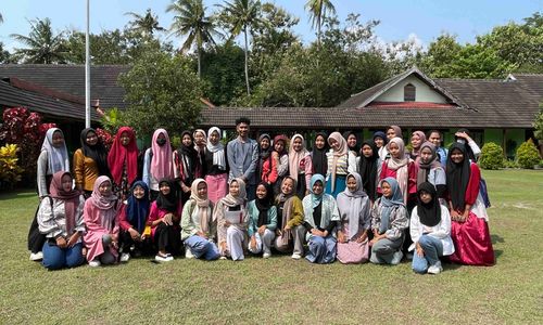 Foto 1 - Indra Gunawan, seorang guru kompetensi keahlian tata busana SMKN 1 Pandak bersama para siswa.jpg