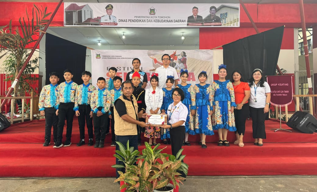 Kepala Sekolah SD Katolik Santa Clara Tomohon Lucia M. Supit, S.Pd bersama tim Kolintang, saat menerima piagam penghargaan peserta Festival Seni Budaya 2024 dari Kabid Kebudayaan Dinas Dikbud Daerah Kota Tomohon Ferry Darossa, M.Pd. (Foto: Jor)