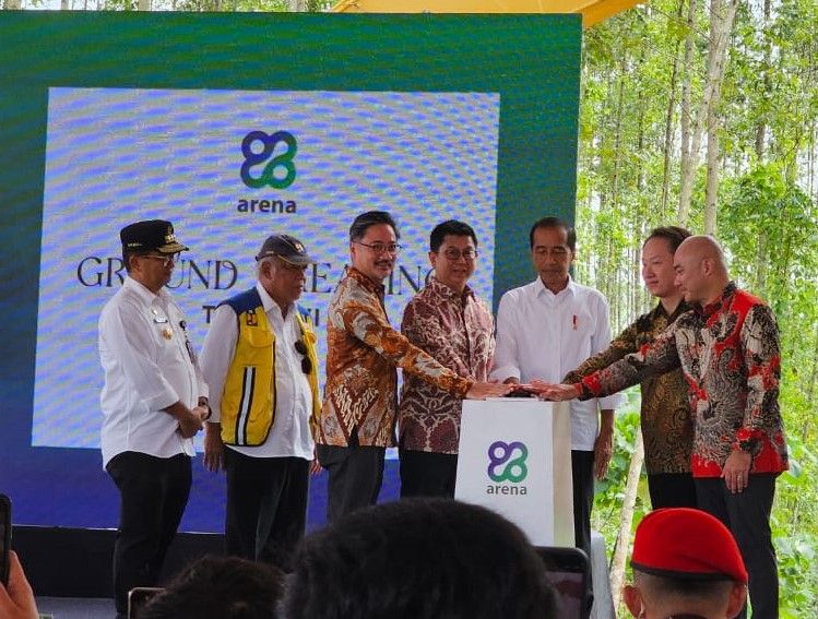 Presiden Jokowi menekan tombol sirene, menandai tahap awal pembangunan Arena Botanika di Ibu Kota Nusantara. 