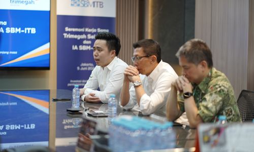 Direktur Utama PT Trimegah Sekuritas Indonesia Tbk (Trimegah) Philmon Tanuri (kiri) didampingi Direktur Trimegah David Agus (tengah), dan PT Direktur Utama Trimegah Asset Management Antony Dirga (kanan) menyampaikan sambutan dalam kick off kerja sama Trimegah dengan Ikatan Alumni Sekolah Bisnis dan Manajemen Institut Teknologi Bandung (IA SBM-ITB) di Jakarta, Rabu (5/6). Kolaborasi strategis ini dalam rangka mewujudkan misi Trimegah yaitu “Educate and create wealth for community through unique and professional investment experience”.