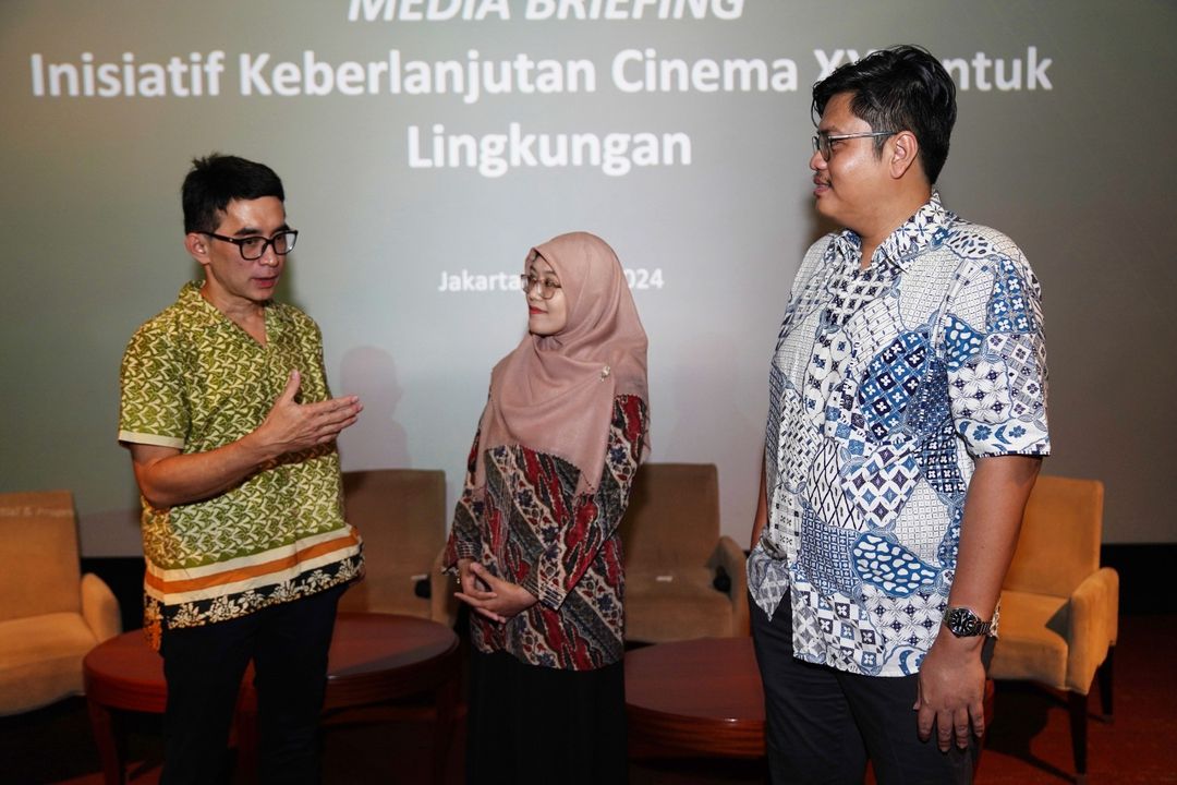 (Kiri – Kanan) Plt. Head of Cinema Operations Cinema XXI Ricky Samsoedin, Sustainability Analyst dan Dosen Program Studi Teknik Lingkungan  Fakultas Teknik Universitas Indonesia Aulia Qisthi, serta Head of Brand & Partnership TUKR Adhi Putra Tawakal dalam Media Briefing Inisiatif Keberlanjutan Cinema XXI untuk Lingkungan, di Plaza Indonesia XXI, Jakarta (5/6). 
