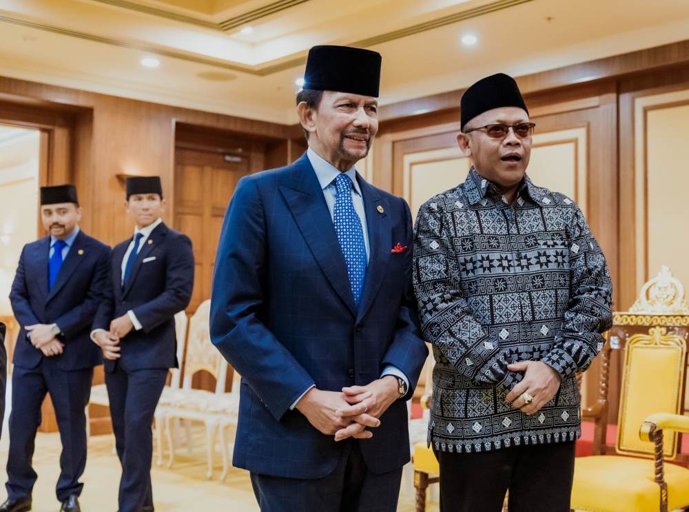 Rektor Unmul Abdunnur bersama Sultan Brunei, Hasanal Bolkiah. 