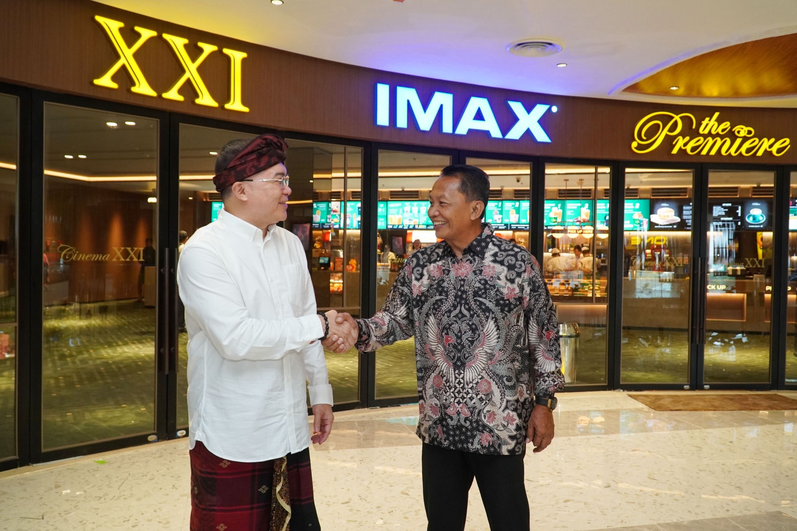 (Kanan – Kiri) Direktur Cinema XXI Dody Suhartono dan Head of Government Relations Cinema XXI Suprayitno berbincang pada saat pembukaan ICON Bali XXI, di Sanur, Bali (7/6). Kehadiran Cinema XXI di ICON BALI Mall merupakan wujud nyata komitmen Cinema XXI dalam memperkuat ekspansi bisnis.