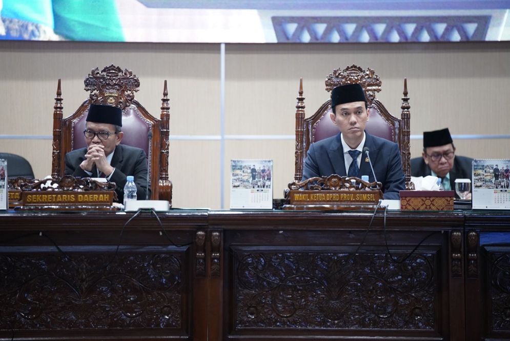 Wakil Ketua DPRD Provinsi Sumsel,  H. Muchendi Mahzareki, SE, M.Si memimpin Rapat Paripurna LXXXIV (84) DPRD Provinsi Sumsel dengan agenda tanggapan dan atau jawaban Gubernur terhadap Pandangan umum Fraksi-fraksi terhadap Rancangan Peraturan Daerah (Raperda) Pertanggungjawaban Pelaksanaan Anggaran Pendapatan dan Belanja Daerah (APBD) Provinsi Sumatera Selatan Tahun Anggaran (TA) 2023. yang dihadiri oleh Pj. Gubernur Sumsel; yang diwakili oleh Sekretaris Daerah; Ir. S.A. Supriono, di Palembang, Kamis (6/6/2024)