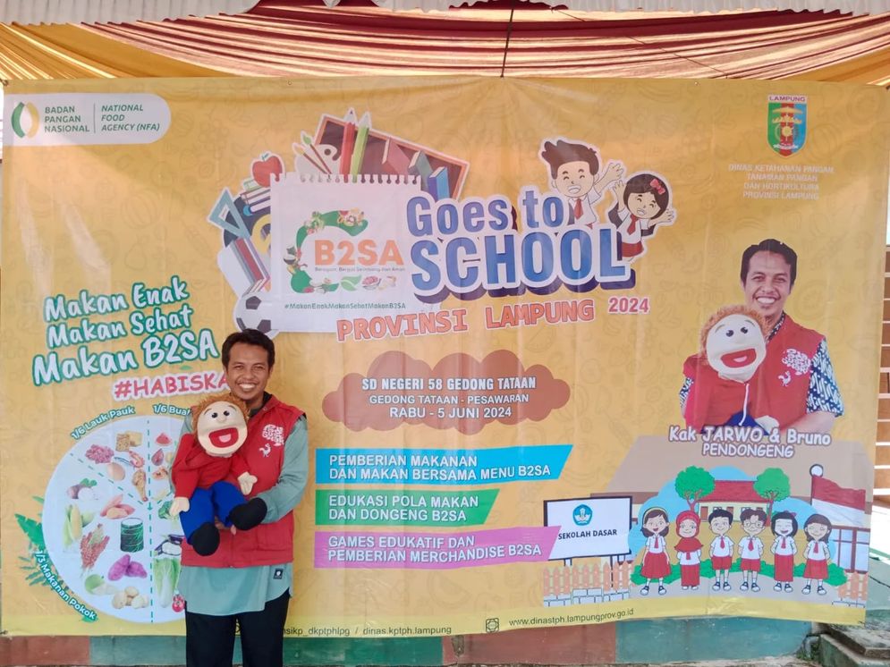 Pendongeng Lampung Jarwo Songha Mendongeng Dalam B2SA Goes to School 2024