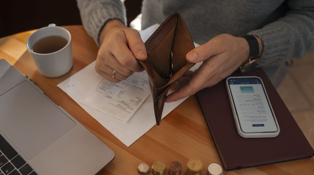 man-saving-money-energy-crisis (1).jpg