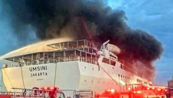 KM Umsini Terbakar di Pelabuah Soekarno-Hatta Makassar, Ribuan Penumpang Panik