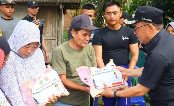 Peduli Korban Banjir, Pemkab PPU Serahkan Bantuan ke Desa Gunung Mulia