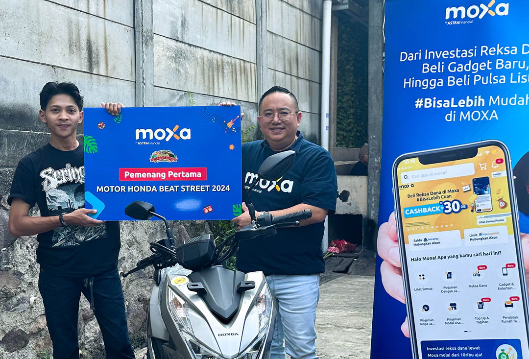 CEO Moxa Lim Lizal Santoso (kanan) menyerahkan 1 unit Motor Honda Beat kepada Juara 1 Permainan Ambil Emas Batangan, Ovan Tio pada acara FIFGROUP 35th Localicious yang telah digelar bulan Mei di Jakarta. Acara penyerahan hadiah berlangsung di Jakarta,Jumat 7 Juni 2024. Foto : Panji Asmoro/TrenAsia