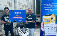 CEO Moxa Lim Lizal Santoso (kanan) menyerahkan 1 unit Motor Honda Beat kepada Juara 1 Permainan Ambil Emas Batangan, Ovan Tio pada acara FIFGROUP 35th Localicious yang telah digelar bulan Mei di Jakarta. Acara penyerahan hadiah berlangsung di Jakarta,Jumat 7 Juni 2024. Foto : Panji Asmoro/TrenAsia