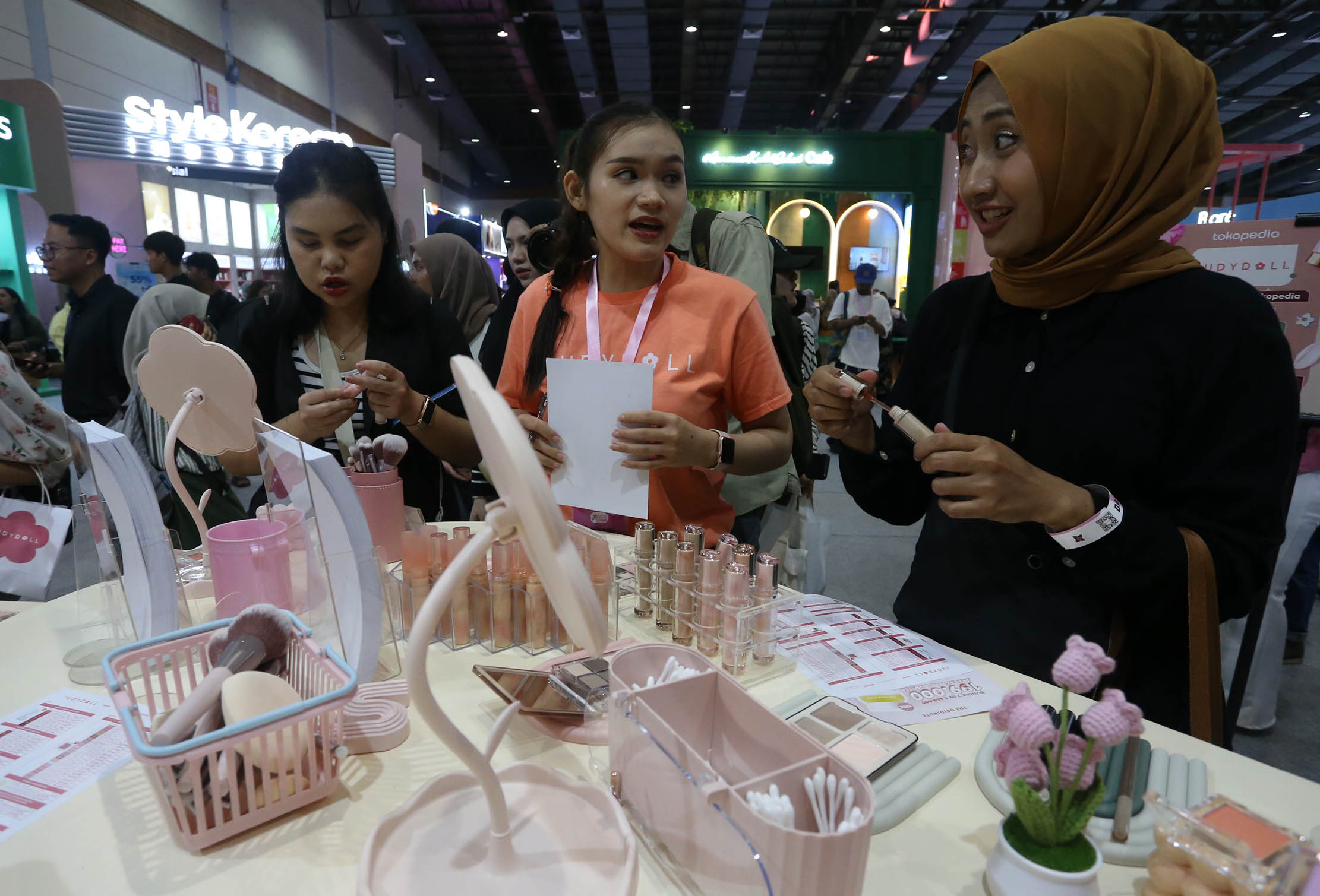 Nampak sejumlah pengunjung tengah mengamati dan mencoba produk disela peluncuran Judydoll Indonesia dalam acara Jakarta x Beauty (JxB) 2024. 8 Juni 2024 Foto : Panji Asmoro/TrenAsia