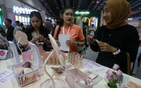 Nampak sejumlah pengunjung tengah mengamati dan mencoba produk disela peluncuran Judydoll Indonesia dalam acara Jakarta x Beauty (JxB) 2024. 8 Juni 2024 Foto : Panji Asmoro/TrenAsia