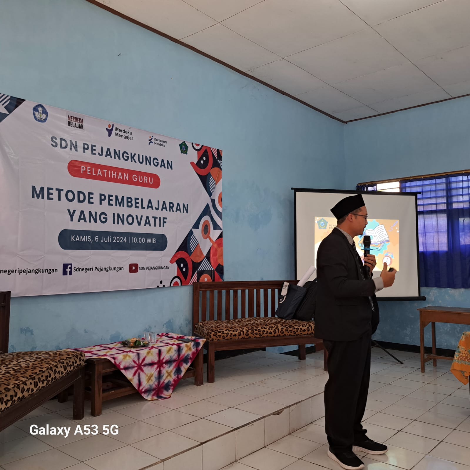 Fajar Sidiq saat memberikan materi pelatihan kepada guru SD Pejangkungan