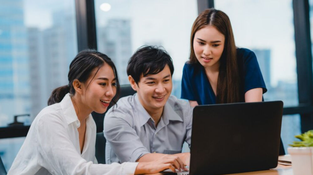 Ilustrasi karyawan sedang bekerja.